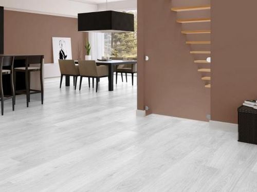 laminat_belyj_dub_v_interere_02