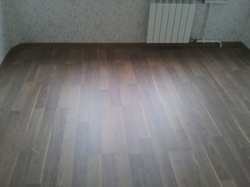 Тёмный линолеум под ламинат