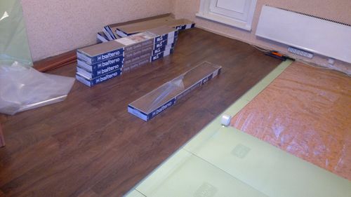 otlezhatsya_laminat_pered_ukladkoj_03