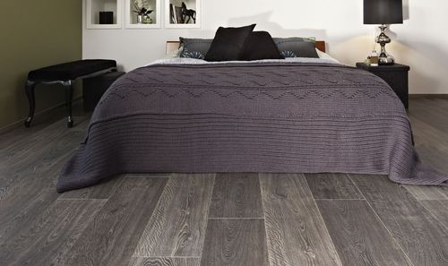 seryj-laminat-v-interere_5