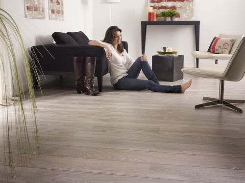 seryj-laminat-v-interere_7