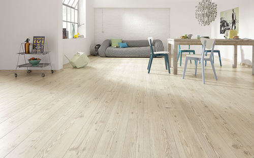 svetlyy-laminat-na-polu-09